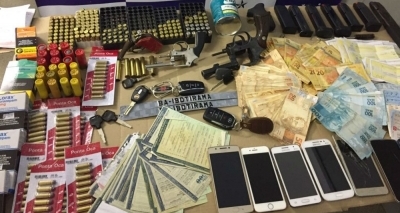 Polícia apreende mais de 500 munições, R$ 8 mil, armas e carros durante prisão de suspeito