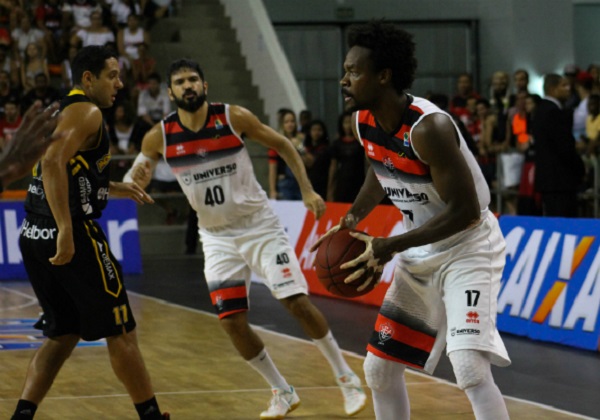 Fora de casa, Vitória vence Mogi e empata série pelo NBB