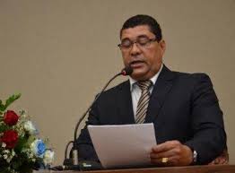 Candeias: TCM aprova contas mas multa Francisco em R$ 72 mil