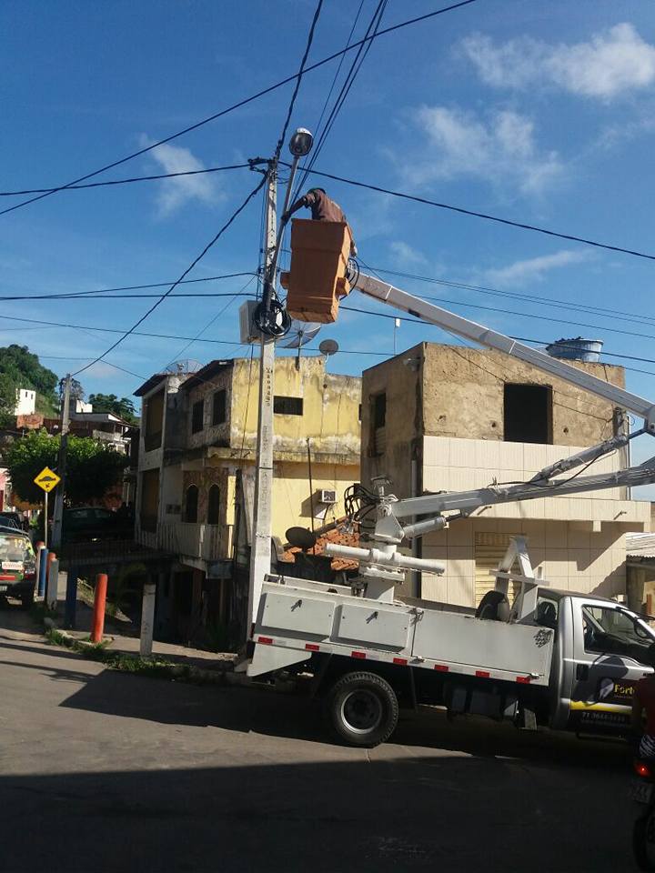 Sesp recupera iluminação e faz retirada de entulho em diversos pontos da cidade de Candeias.