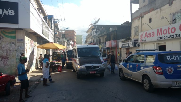 Candeias: Motoristas de transporte regular fazem manifestação