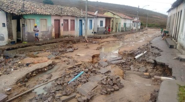 Lajedinho: Chuva castiga cidade e deixa 94 famílias sem abrigo