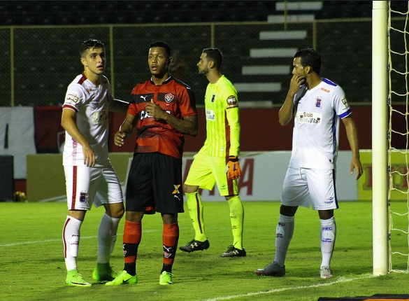 Vitória perde em casa para o Paraná por 2×0 e se complica na Copa do Brasil