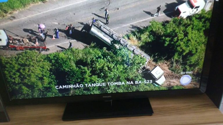 Candeias: Carreta tomba deixa trânsito interditado na BA-523