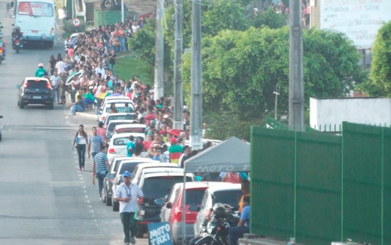 Por salários de até R$ 8 mil, candidatos formam fila ‘gigante’ na região metropolitana de Salvador
