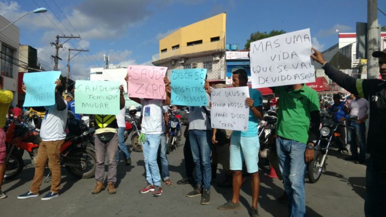 Candeias: Mototaxistas fazem manifestação após morte de colega que esperava vaga em UTI
