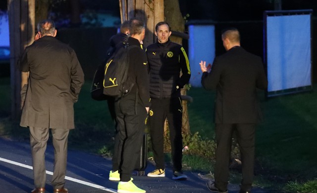 Jogador do Borussia fica ferido em explosão e jogo é adiado