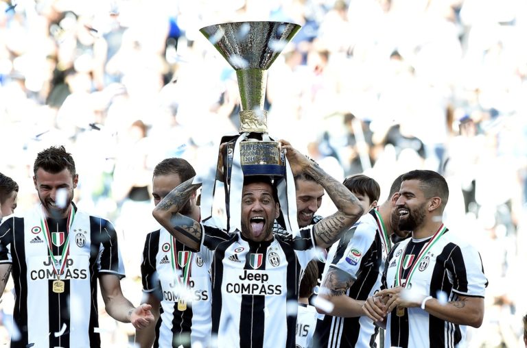 Daniel Alves é o jogador com mais títulos no futebol atualmente? Checamos
