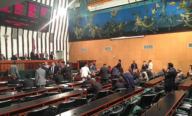 Deputados trocam agressões durante sessão na Assembleia Legislativa