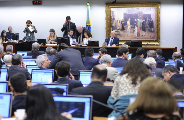 Texto-base da reforma da Previdência é aprovado por comissão da Câmara