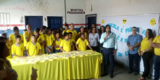 Candeias: Prefeito faz entrega de fardamento escolar