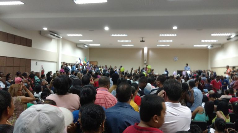 Candeias: Servidores realizam ato na Câmara Municipal por reajuste salarial