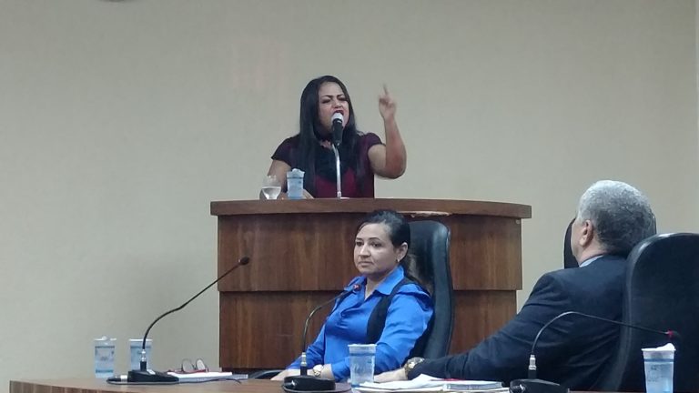 Sob aplausos e vaias discretas, Marivalda da Silva (PT)empossada Vereadora