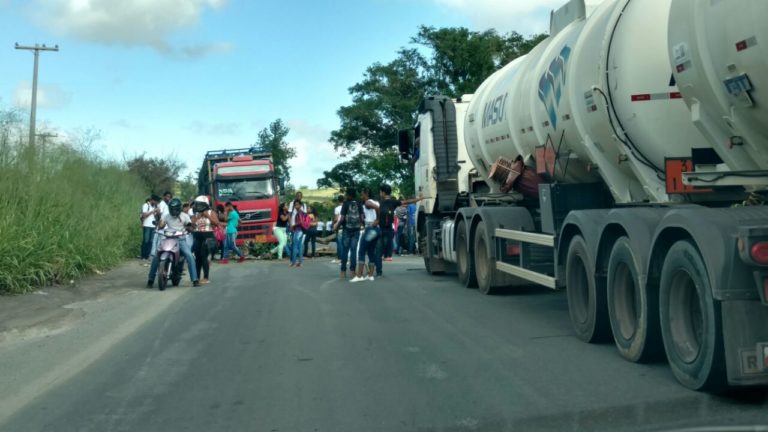 São F. do Conde: Alunos do CEAS realizam manifestação por melhorias na escola