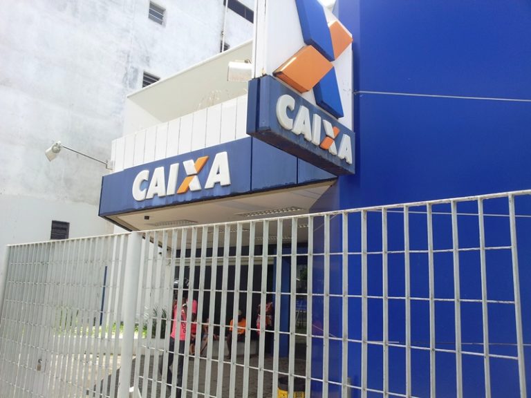 Agências da Caixa abrem mais cedo para pagamento do FGTS
