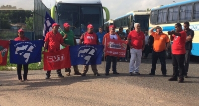 Grupo realiza protesto contra venda de refinaria na BR-324 em Candeias