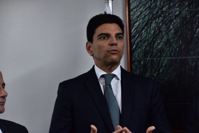 “O PRESIDENTE RESOLVEU PARTIR PARA O ATAQUE”, DIZ CLÁUDIO CAJADO