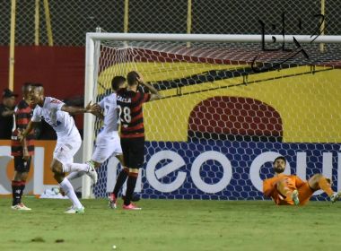 Vitória vacila e sofre revés para o Santos no Barradão