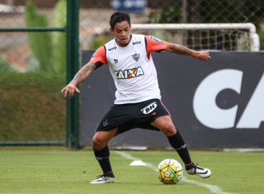 Vitória acerta com Carlos Eduardo; jogador chega em Salvador na madrugada desta terça