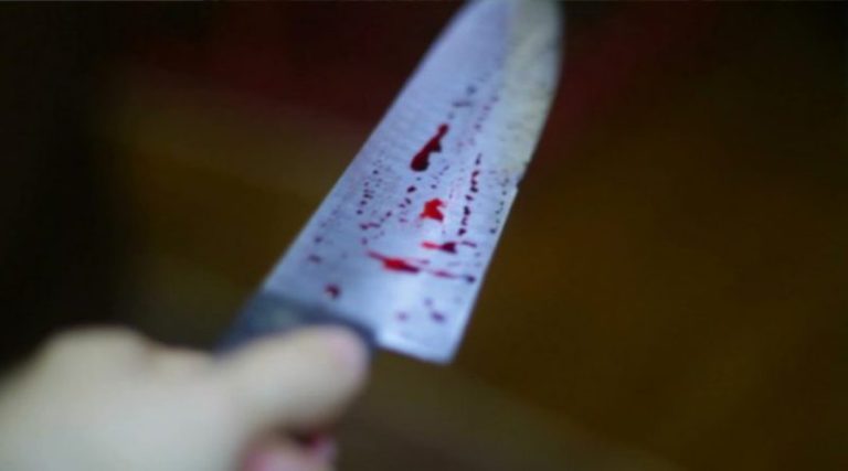 CANDEIAS: MULHER É ENCONTRADA MORTA A FACADAS DENTRO DE CASA