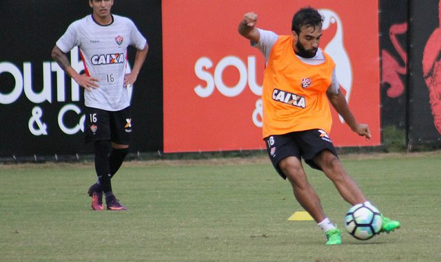 Meia do Vitória pede apoio da torcida para Leão sair da lanterna no Brasileirão