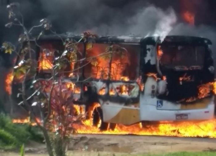 Ônibus é incendiado em bairro de Simões Filho; polícia aponta suspeitos