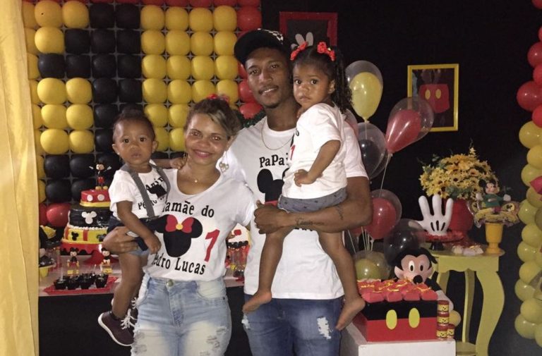 Prazer, Mário! Com a família em Ribeirão, atacante desencanta e volta a sorrir