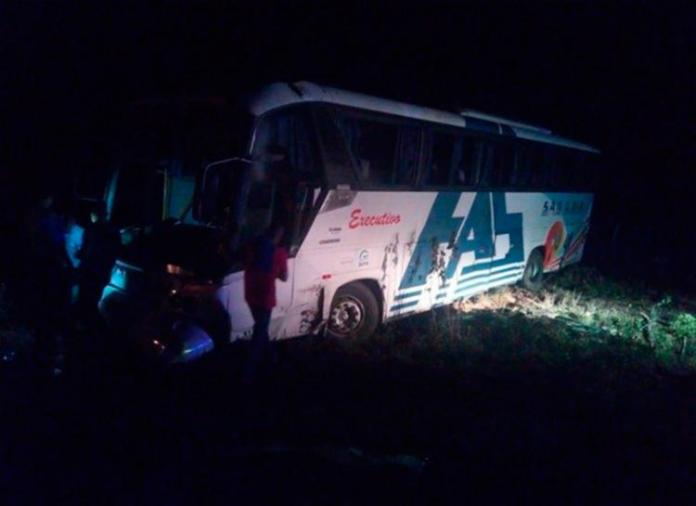 TREZE PESSOAS FICAM FERIDAS APÓS ÔNIBUS INTERMUNICIPAL CAPOTAR NA BR-324