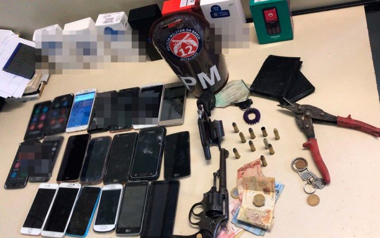 PMs flagram homem encobrindo placa de moto com fita e descobrem ação de assaltantes em loja na BA; três são presos