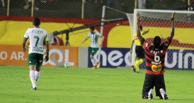 Sai, zica! Vitória volta a vencer em casa, bate o Palmeiras e sai da zona de rebaixamento