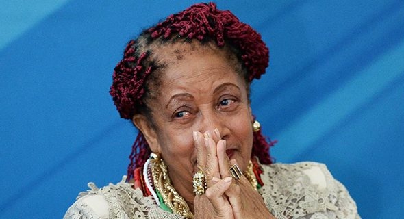 Após polêmica, ministra desiste de pedir salário de R$ 61 mil