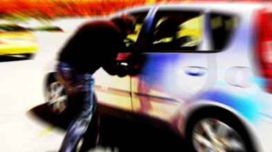 Taxista é assaltado e tem o carro levado pelos criminosos