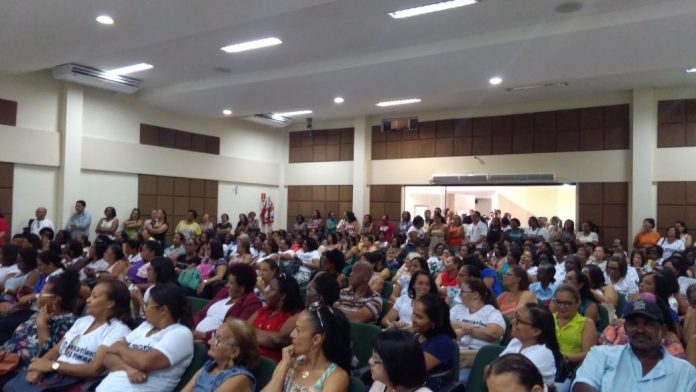 CANDEIAS: PROFESSORES REALIZAM ATO PARA DISCUTIR SOBRE OS PRECATÓRIOS DO FUNDEF