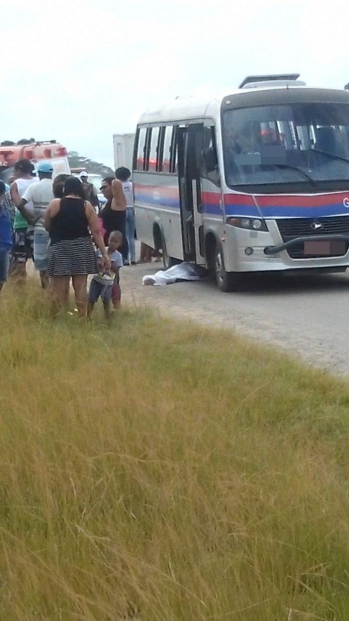 CANDEIAS: HOMEM MORRE ATROPELADO POR MICRO-ÔNIBUS NA BA-523
