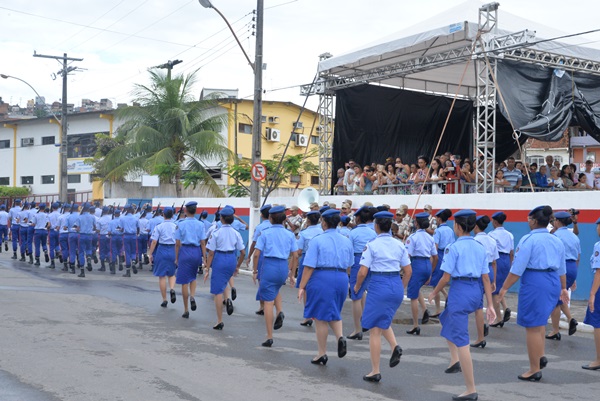 CANDEIAS: ALUNOS DO 3º ANO PARTICIPAM DE CERIMÔNIA DE FORMATURA
