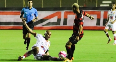 No apagar das luzes, Vitória arranca empate contra a Juazeirense na estreia do Baianão