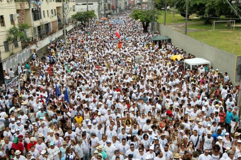 Fiés percorrem 8 km para homenagear Senhor do Bonfim