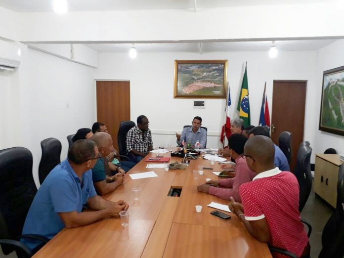 CANDEIAS: APÓS MANIFESTAÇÃO, PERMISSIONÁRIOS VOLTAM A SE REUNIR NA SEDE DA PREFEITURA