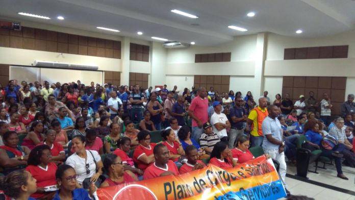 CANDEIAS: EM GREVE, SERVIDORES MUNICIPAIS PROTESTAM DURANTE SESSÃO NA CÂMARA MUNICIPAL