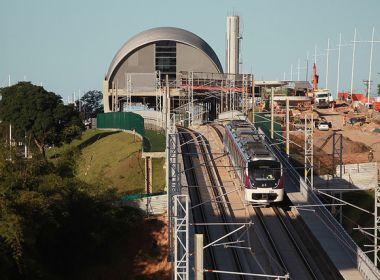 Homem cai em linha do metrô e sofre queimaduras ao tentar roubar fios elétrico