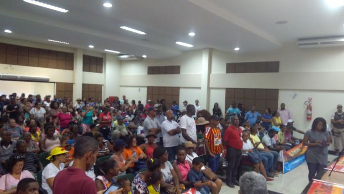 CANDEIAS: SERVIDORES EM GREVE VOLTAM A PROTESTAR NA CÂMARA MUNICIPAL