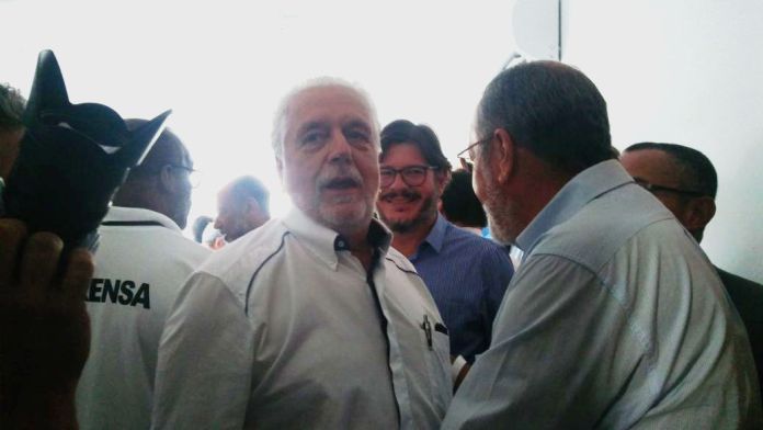 CAMAÇARI: AO LADO DE RUI, WAGNER É HOSTILIZADO EM EVENTO