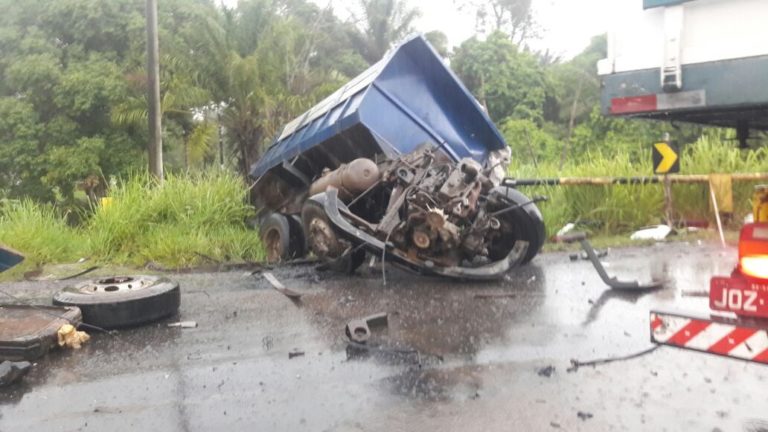 São Francisco do Conde:Ponte Estreita provoca colisão entre caminhão e caçamba deixando duas pessoas feridas
