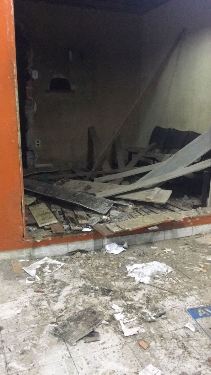 CANDEIAS: BANDIDOS EXPLODEM COFRE DE POSTO DE GASOLINA