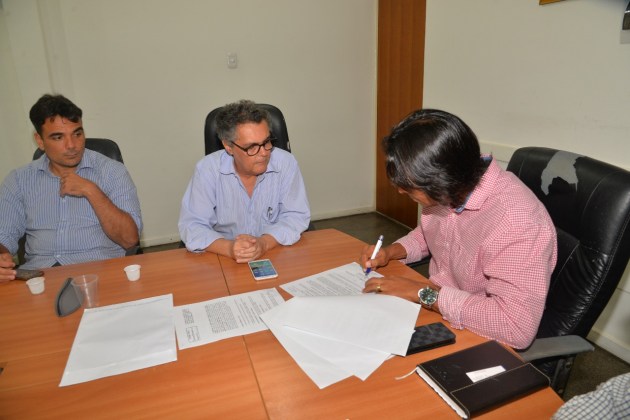 CANDEIAS: PREFEITO ASSINA TERMO DE COOPERAÇÃO TÉCNICA PARA GEORREFERENCIAMENTO