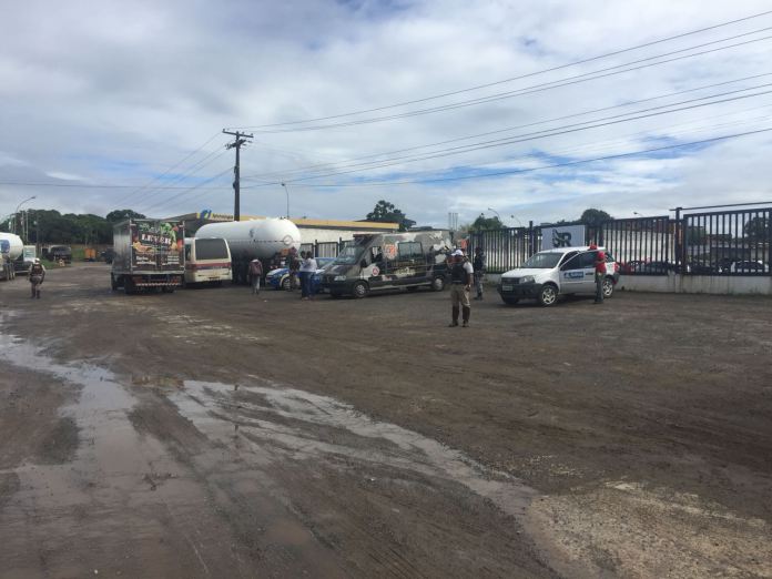 CANDEIAS: OPERAÇÃO FLAGRA VEÍCULOS COM IRREGULARIDADES NA BA-522