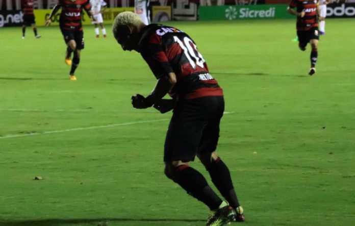 COM TRÊS GOLS DE NEILTON, VITÓRIA BATE BRAGANTINO E AVANÇA NA COPA DO BRASIL