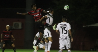 Vitória e Corinthians empatam sem gols no Barradão