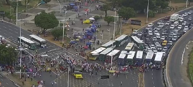 MANIFESTAÇÃO DEIXA TRÂNSITO CONGESTIONADO NO IGUATEMI