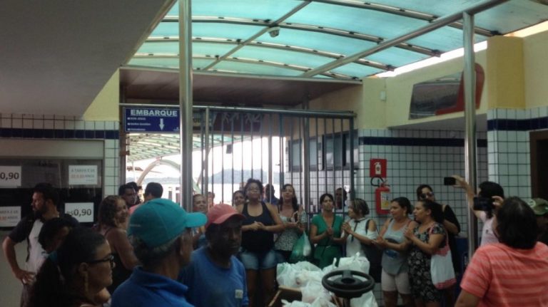 Passageiros protestam contra cobrança de tarifa de embarque no terminal marítimo de Madre de Deus